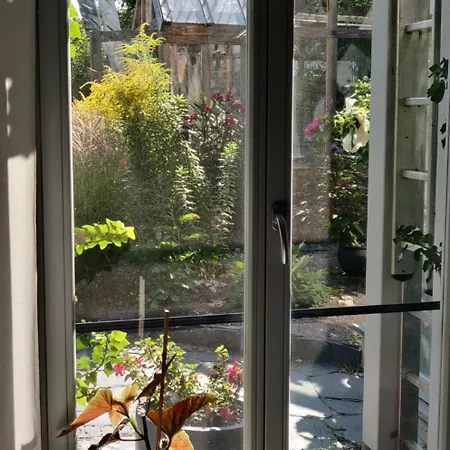 Greenhouse Ein Charmantes Mit Wintergarten Und Terasse Am Teich *